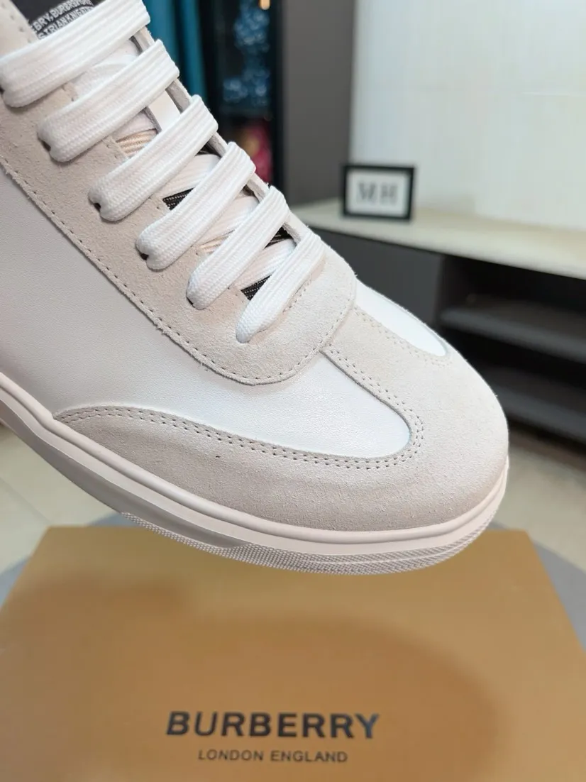 Ex-factory price 420🌹🌹"burberry" Burberry high-top original brand imported from Italy, selected cowhide with electric embroidered logo➕Genuine leather lining, breathable and comfortable (refuses to discolor and grind feet) Sole: non-slip rubber outsole, original quality, super comfortable Korean style shoes🏃 Men's shoe size: 38-44,